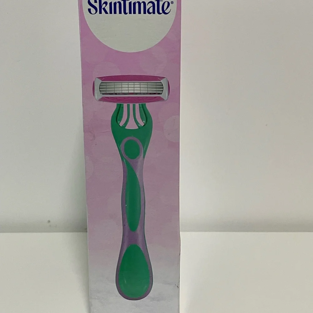 Skintimate Raspberry Rain Shave Set - Picture 2 of 3